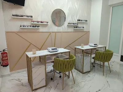 Maeve clínica estética — Peluquería en Elx