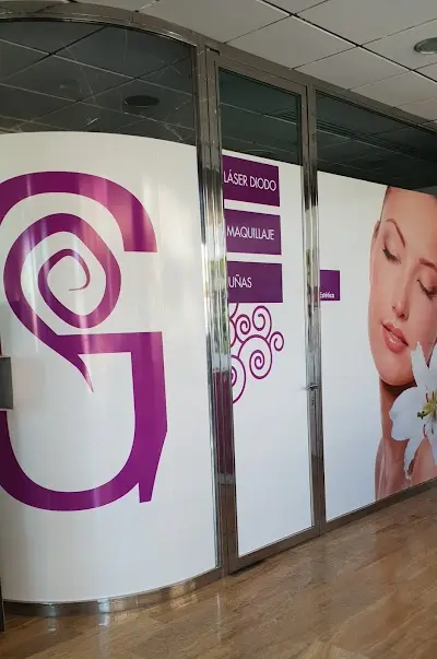 Glamour Violeta Motyl — Peluquería en Llano de Brujas