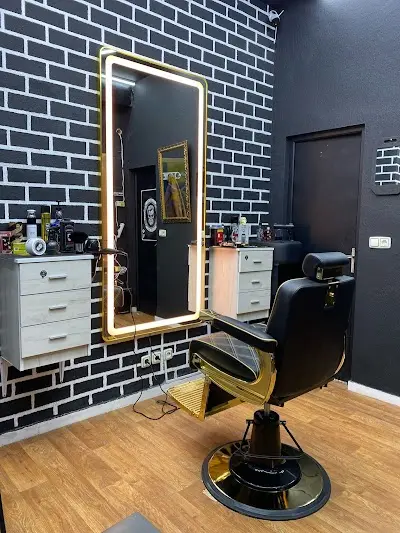 White and black studio barber — Barbería en Águilas
