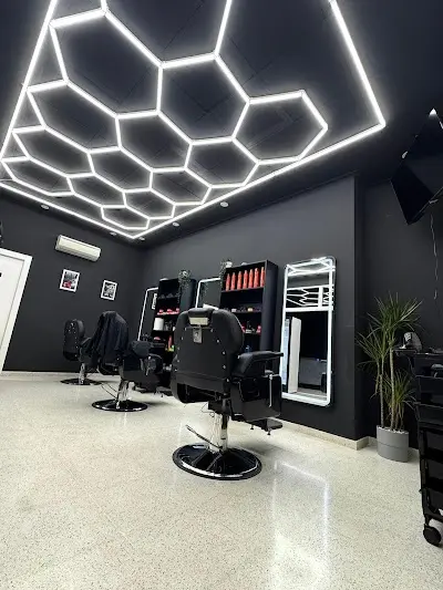 Mónaco Barbershop — Barbería en Almoradí