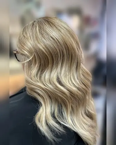 ESENCIA'S PELUQUERIA Y ESTETICA. — Peluquería en Lorca