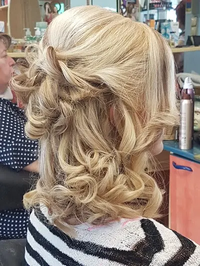 Peluquería Consuelito's — Peluquería en Crevillent