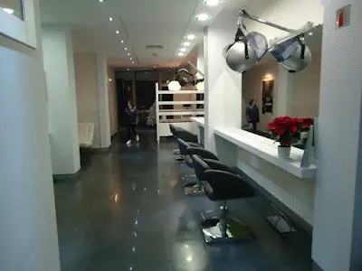 Torres Peluqueros y Estética — Peluquería en Roldán